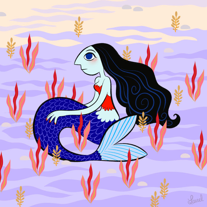 Une sirène bleue au fond de l'eau, parmi les algues. 
