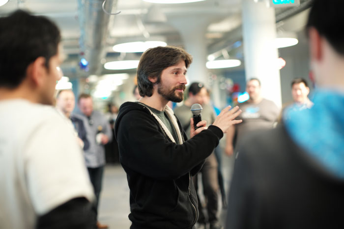 Salomon Hykes, hacker et créateur de Docker, tient un discours devant les employés de sa boîte. - by Laurel Duermael 