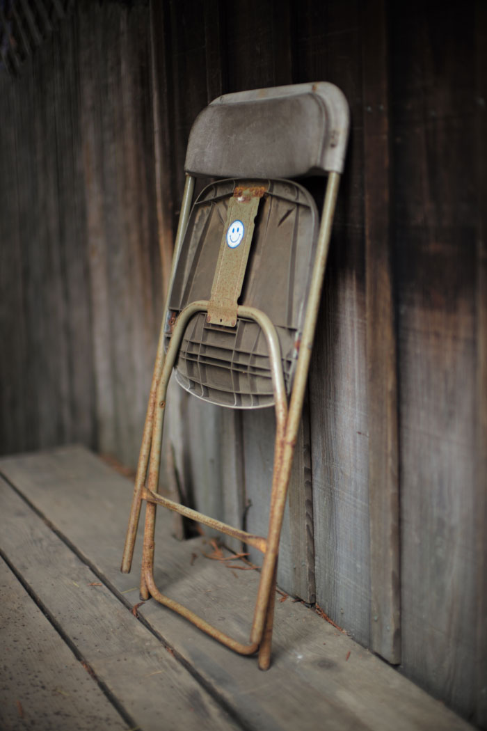 Une chaise et son smiley  - photo par Laurel Duermael 