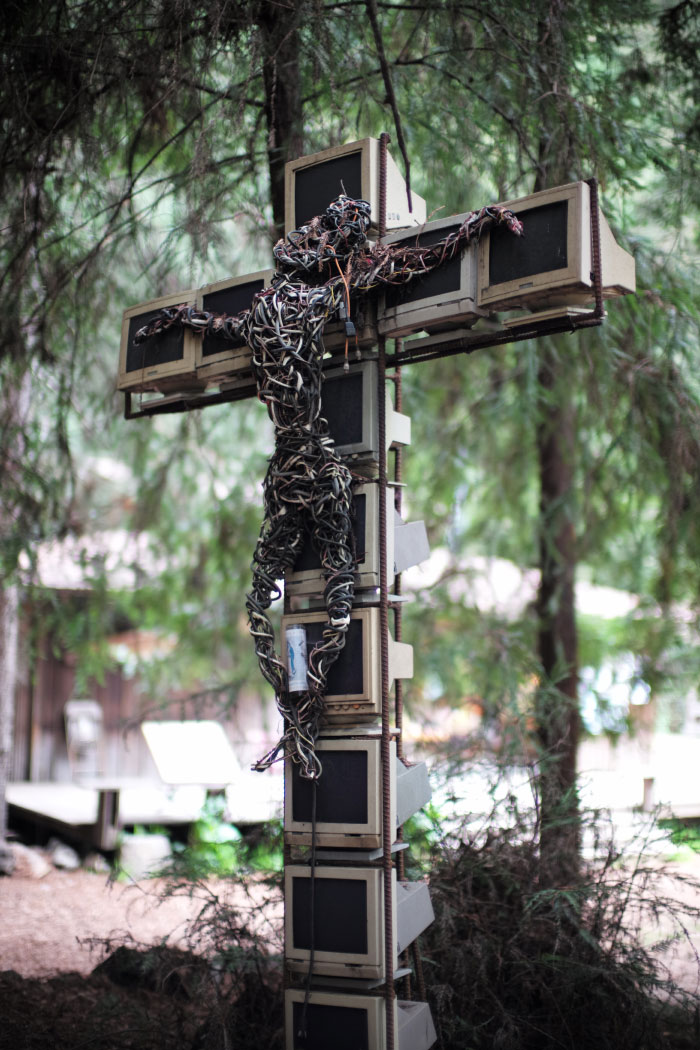 La sculpture de Jesus Christ avec des câbles et des ordinateurs, sur Big Sur  - photo par Laurel Duermael 