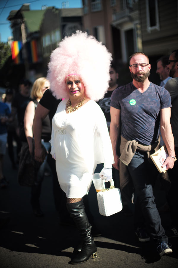 Costume Party - San Francisco - by Laurel Duermael - Castro - Perruque rose